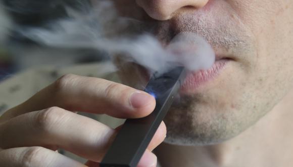 El vaporeo consiste en inhalar vapores creados por el calentamiento a alta temperatura de un líquido dentro del cigarrillo electrónico. (Foto: AFP)