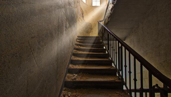 El comunicado de prensa señaló el detective Erik Thiele descubrió que la escalera tenía una apariencia extraña y tras una luz vio una manta entre los escalones.  (Foto: Pixabay)