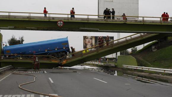 Puente se desplomó con camión cisterna encima. Por fortuna, no había autos abajo. (USI)