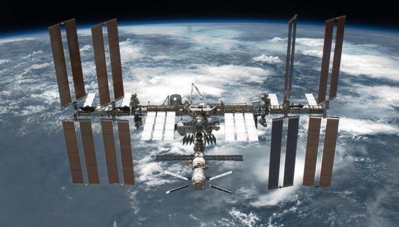 Así se vio el paso de la Estación Espacial Internacional sobre el cielo de Lima. (Twitter)