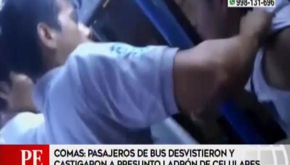 Pasajeros de bus en Comas golpearon a presunto ladrón de celulares (Captura: América Noticias)