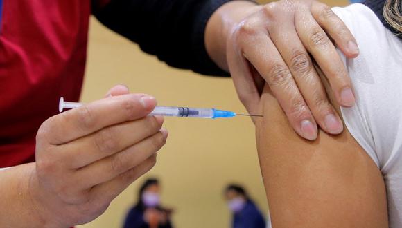 Las autoridades anunciaron la semana pasada que a partir de la segunda quincena de febrero comenzarán a aplicar la cuarta dosis de la vacuna. (JAVIER TORRES / AFP).