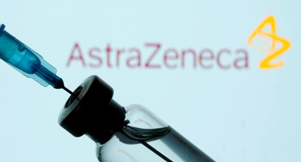 En esta ilustración tomada el 11 de enero de 2021, se ven un frasco y una jeringa frente al logotipo de AstraZeneca. (REUTERS / Dado Ruvic).