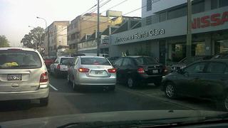 Vehículos obstruyen el libre tránsito en la avenida San Luis