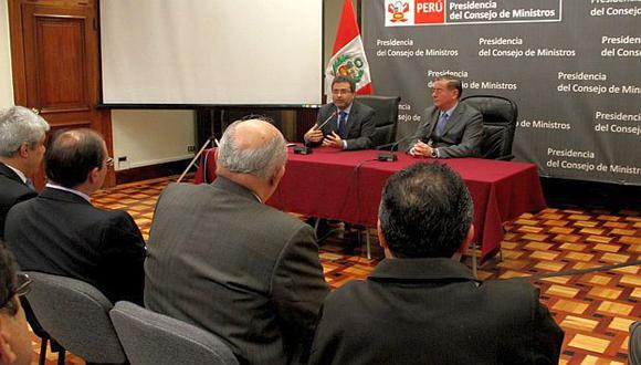Jiménez asumió el cargo en la PCM. Al lado, su predecesor, Óscar Valdés. (Andina)