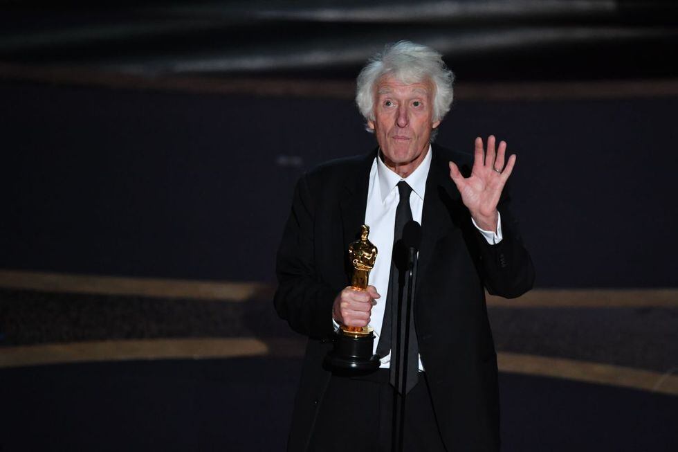 El director de fotografía británico Roger Deakins recibe el premio a la mejor fotografía por "1917" durante la 92a edición de los Oscar en el Dolby Theatre de Hollywood, California, el 9 de febrero de 2020 (Foto: AFP)