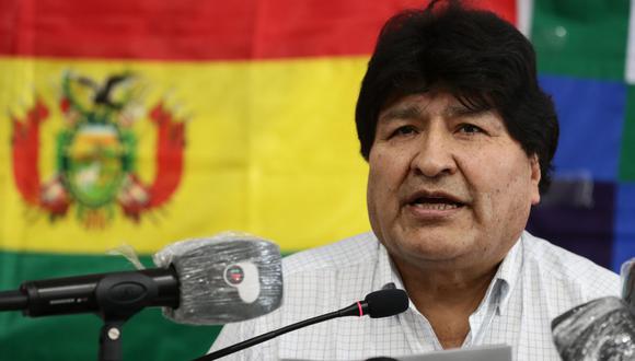 El ex presidente boliviano Evo Morales lee un comunicado de prensa en la Central de Trabajadores de Argentina (CTA) en Buenos Aires, el 18 de octubre de 2020. (Foto de Alejandro PAGNI / AFP).