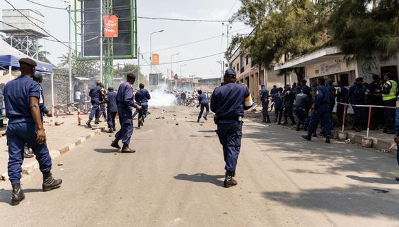 Policías congoleños chocan con manifestantes en Goma el 15 de junio de 2022. (Foto de Michel Lunanga / AFP)