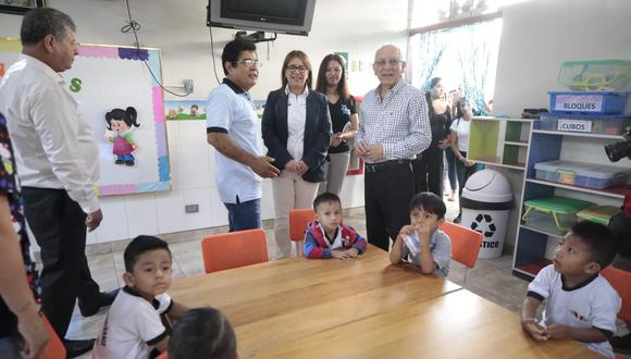 Poco a poco. Ministro acudió ayer a colegio de Los Olivos, para participar de primer día de clases. (FOTO: GEC)
