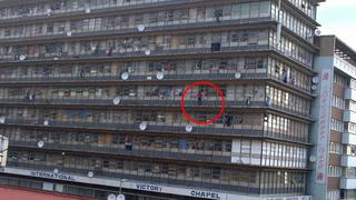 Sudáfrica: Multitud lo incitó a suicidarse y hombre se lanzó de edificio