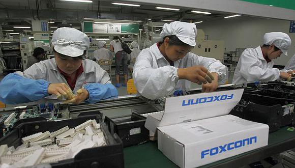 Los empleados de Foxconn trabajaban más de 60 horas a la semana, según informe. (AP)