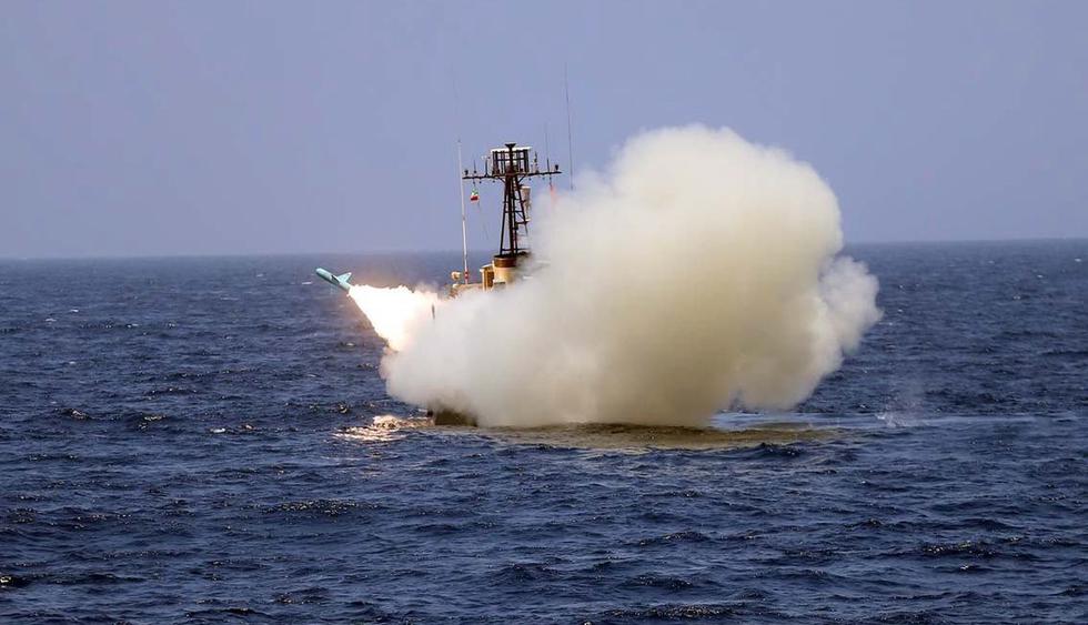 Misil es disparado desde un barco de guerra durante un ejercicio militar en el Golfo de Omán, Irán. (EFE/EPA/IRANIAN ARMY OFFICE).
