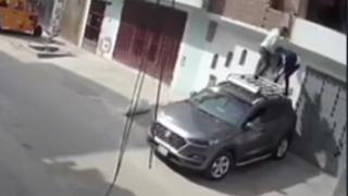 Ate: Ladrones hacen ‘escalera humana’ para robar una vivienda [VIDEO]