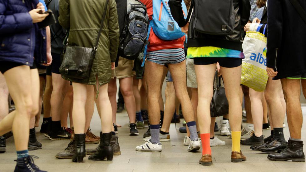 'No Pants Subway Ride: El día en que todos van sin pantalones al metro subterráneo. (Reuters)