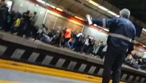 Los iraníes en una estación de metro en Teherán huyendo y cayendo mientras se escuchan disparos. (Foto de varias fuentes / AFP)