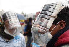 Ciudadano confecciona máscaras antigases hechas con botellas para manifestantes en Ecuador [FOTOS]