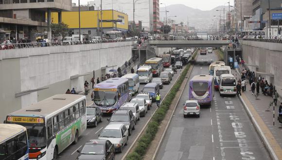 Congestión vehicular para ingreso al Centro de Lima por el segundo recorrido del Señor de los Milagros. (Foto: Britanie Arroyo / @photo.gec)