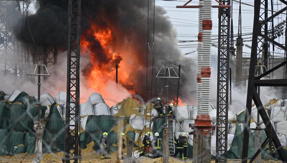 Los bomberos extinguen un incendio en una subestación eléctrica tras un ataque con misiles en Járkov, el 22 de marzo de 2024. (Foto: AFP)