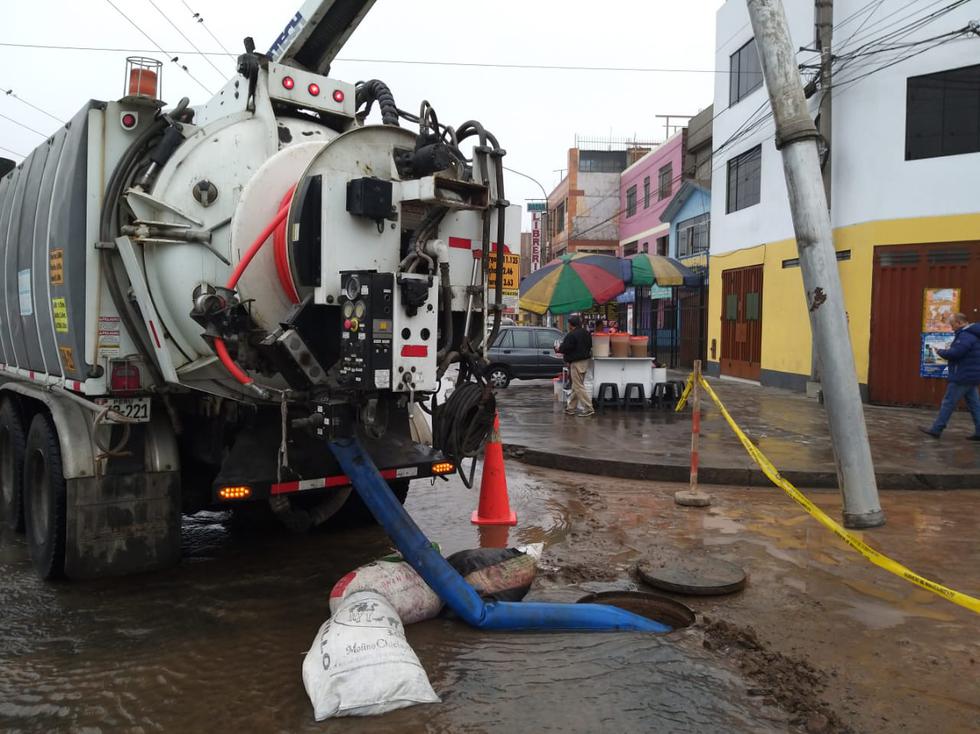 Un aniego de agua potable se registró este viernes entre la avenida Santa Rosa y jirón Los Minerales (Fotos: Difusión)