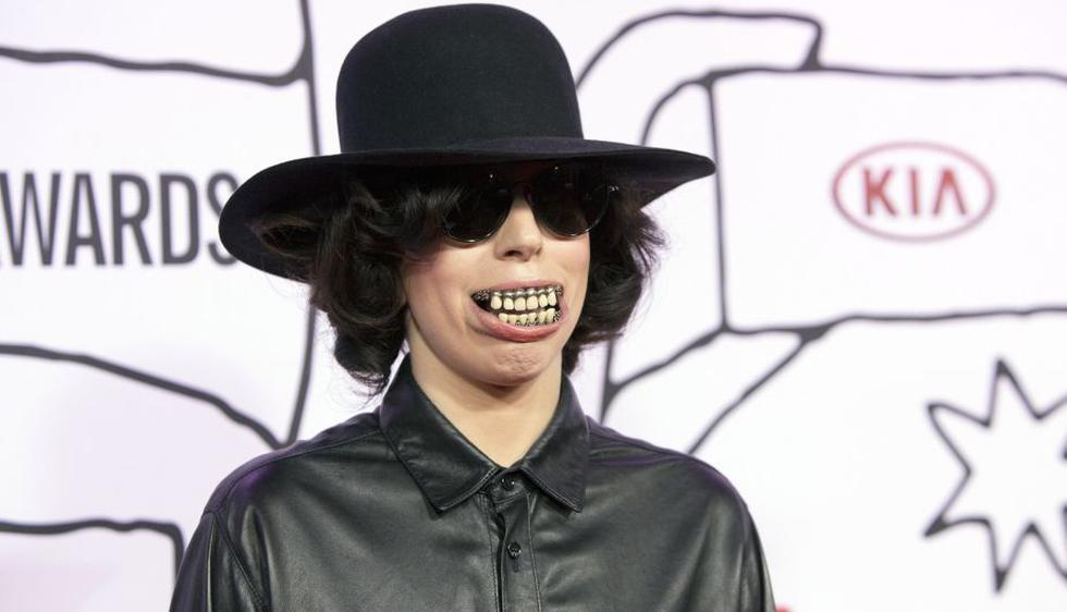 Lady Gaga lució un estrafalario look para presentar su nuevo sencillo ‘Dope’. (Reuters)