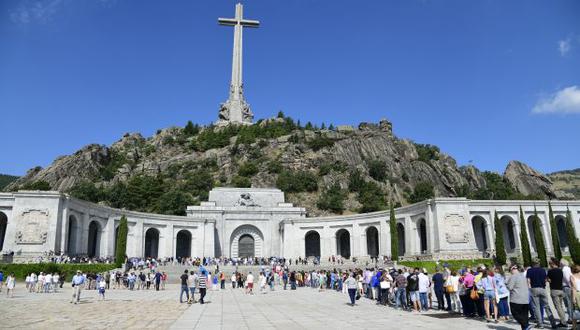 La gente espera entrar en La Basilica El Valle de los Caídos en San Lorenzo del Escorial donde yacen los restos de Francisco Franco. (Foto: AFP)