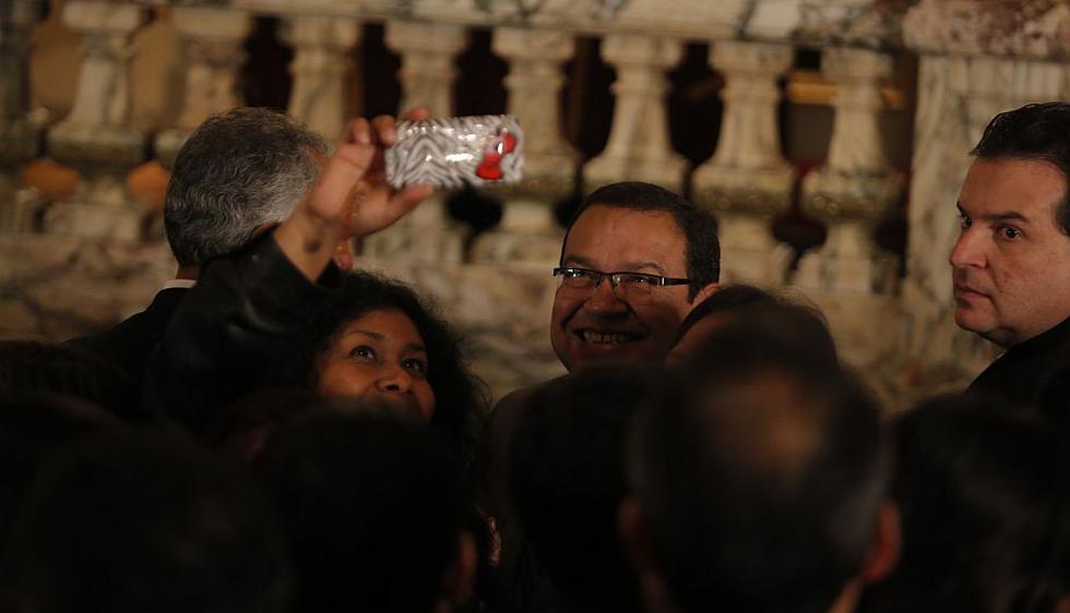 El exministro de Defensa Alberto Otárola se toma un ‘selfie’ para la posteridad en la ceremonia en la que su hermano Fredy Otárola iba a jurar como el nuevo titular de Trabajo. (Martín Pauca)