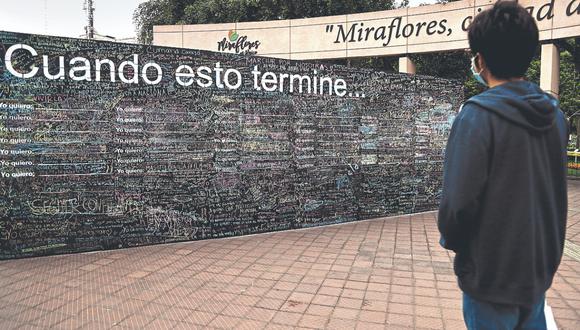 Escribiendo anhelos. En el Parque Central de Miraflores, los transeúntes contemplan los deseos de otros y las emociones las cubre la mascarilla.(Crédito de foto: Hugo Curotto).