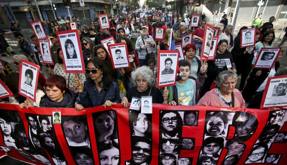 Miles de chilenos recuerdan las víctimas de Pinochet a 45 años del golpe militar. | Foto: AP