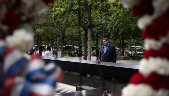 Un familiar de una víctima observa el monumento conmemorativo del 11 de septiembre en la ciudad de Nueva York, el 11 de septiembre de 2022, en el 21.° aniversario de los ataques al World Trade Center, el Pentágono y Shanksville, Pensilvania. (Foto de Yuki IWAMURA / AFP)