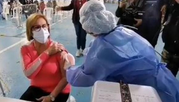 Mónica Delta recibió la primera dosis de la vacuna contra la COVID-19. (Foto: Captura de Twitter)