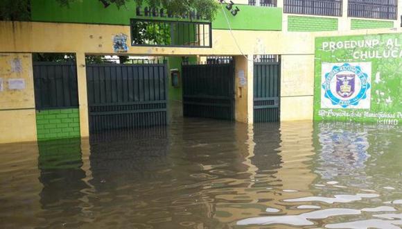 El desborde del río Piura inundó el colegio Agropecuario ubicado en Chulucanas.