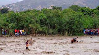 Venezolanos improvisan puentes para cruzar hacia Colombia a través del río Táchira