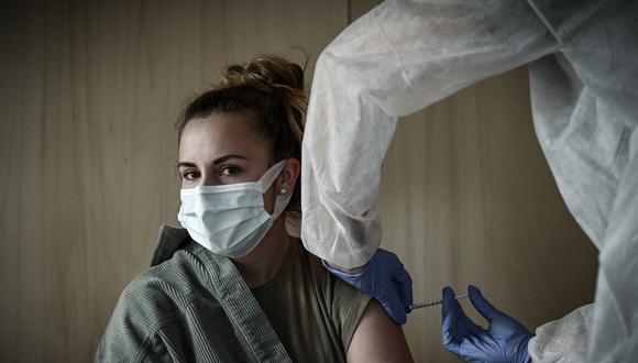 Un trabajador médico aplica la vacuna contra el COVID-19 a una mujer en el barrio de Bacalan, en Burdeos, suroeste de Francia. (Philippe LOPEZ / AFP)