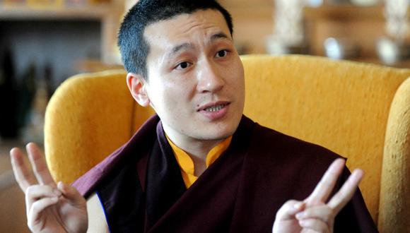 Thaye Dorje nació en el Tíbet y su padre era un lama importante y su madre proviene de una rama de la nobleza tibetana.