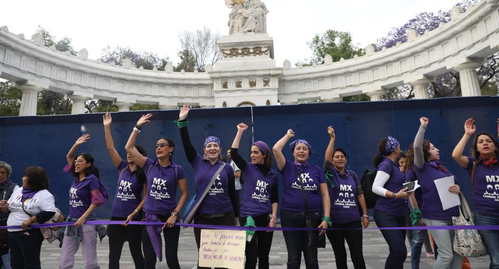 Decenas de mujeres participan en la formación de una cadena humana contra la violencia de género este sábado, en la víspera de la celebración del Día Internacional de la Mujer. (EFE)
