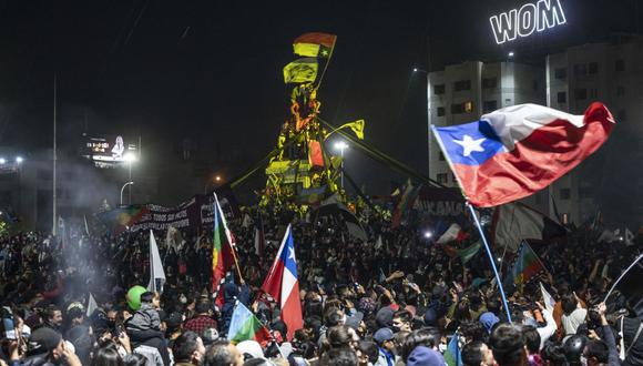 Miles de chilenos copan la plaza Italia para celebrar el triunfo del Apruebo en el histórico plebiscito. (Pedro Ugarte / AFP).