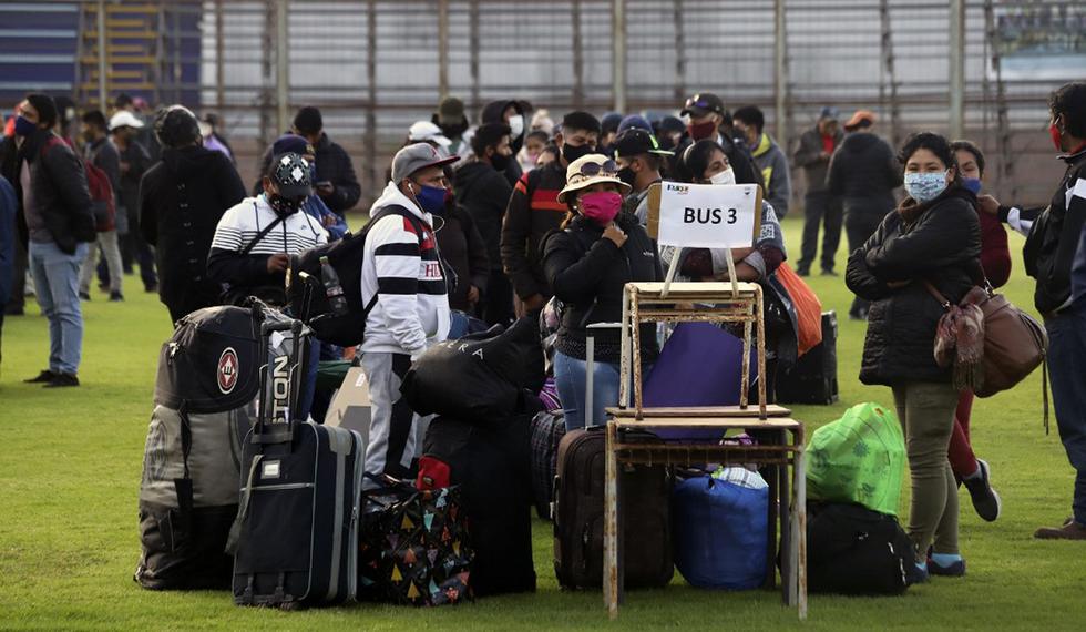 Los bolivianos varados en Chile debido al nuevo encierro del coronavirus COVID-19 esperan su turno para ser llevados a la frontera para regresar a su país, en Iquique. (Foto: AFP/Ignacio Muñoz)