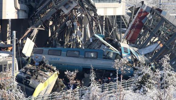 Bomberos trabajan en el rescate de víctimas en el lugar donde se ha producido un accidente al chocar un tren de alta velocidad en Ankara. (Fuente: EFE)