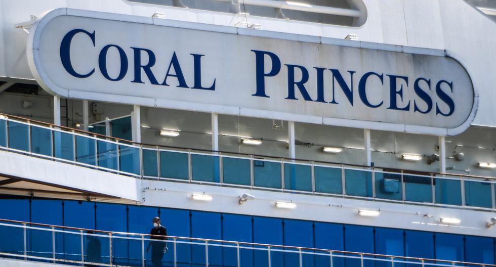 El crucero "Coral Princess" atraca en el Puerto de Miami en Florida tras recibir el permiso de la Guardia Costera de los Estados Unidos. (CHANDAN KHANNA / AFP).