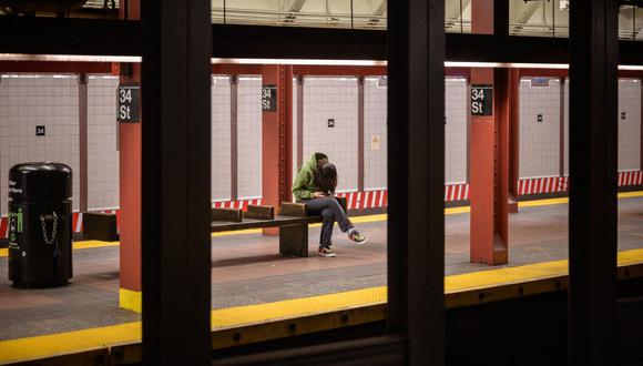 La MTA suspendió el servicio del tren F entre la estación Upper East Side y Queensbridge por varias horas por la presencia de la adolescente. (Foto: Ed Jones / AFP)