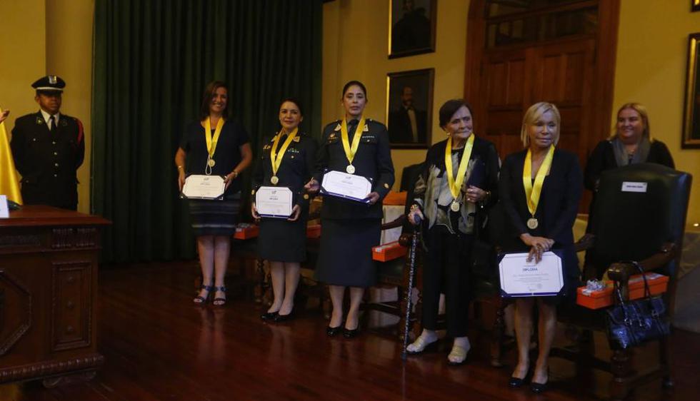 Municipalidad de Miraflores otorga medalla al mérito a las primeras generalas de la PNP. (Mario Zapata)