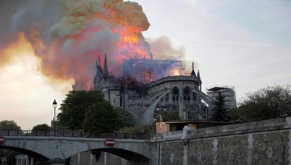 La catedral de Notre Dame de París, uno de los monumentos más emblemáticos de la capital francesa, está sufriendo un incendio. (Foto: EFE)