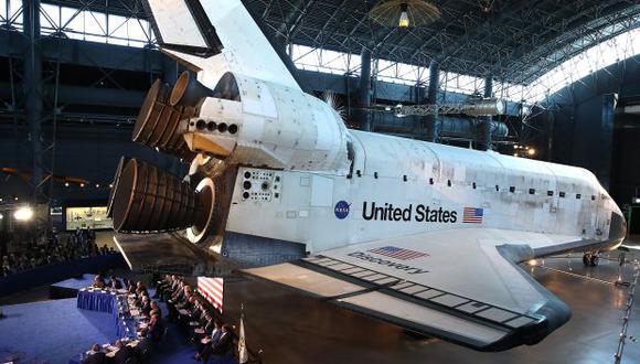 El transbordador espacial Discovery es mostrado durante la sexta reunión del Consejo Nacional del Espacio sobre "Liderar la próxima frontera". (Foto: AFP)