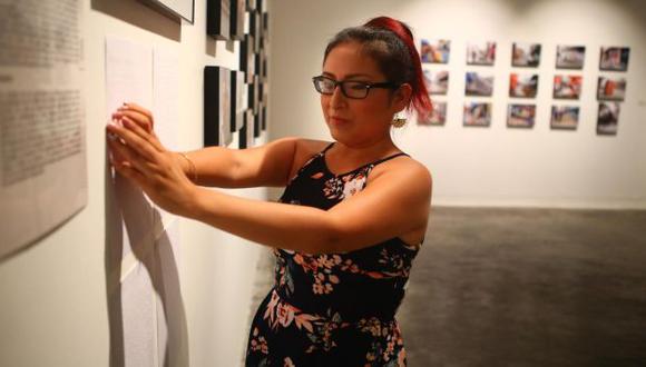 Johanna Contreras, quien tiene discapacidad visual, expone sus fotografías en la muestra 'Foco Interior'. (Fotos: Marco Ramón).