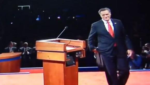 Momento en que Romney saca un papel de su bolsillo. ()