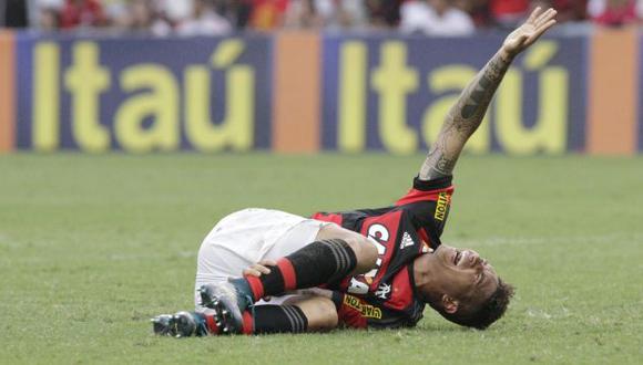 LE DISPARAN. Paolo Guerrero no la pasa bien en el Flamengo. (USI)