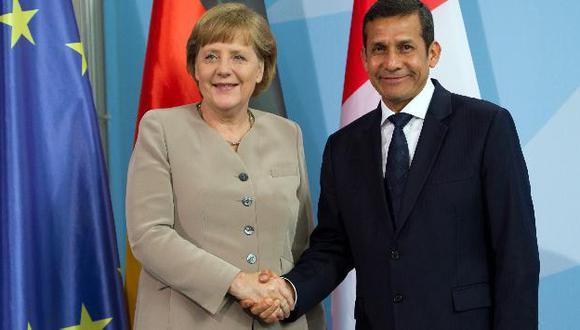 Merkel recibió con honores militares a Humala en Berlin. (AP)