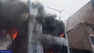 Incendio consume fábrica de calzados en Trujillo [VIDEO]