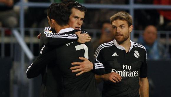 Gareth Bale recibe el saludo de Cristiano Ronaldo tras su gol que significó el segundo del Real Madrid ante el Málaga. (Reuters)