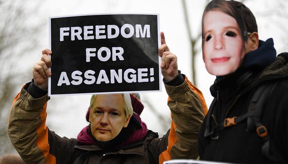 Los partidarios del fundador de WikiLeaks, Julian Assange, sostienen pancartas pidiendo su libertad en las afueras de Woolwich Crown Court en el sureste de Londres. (Foto: AFP)